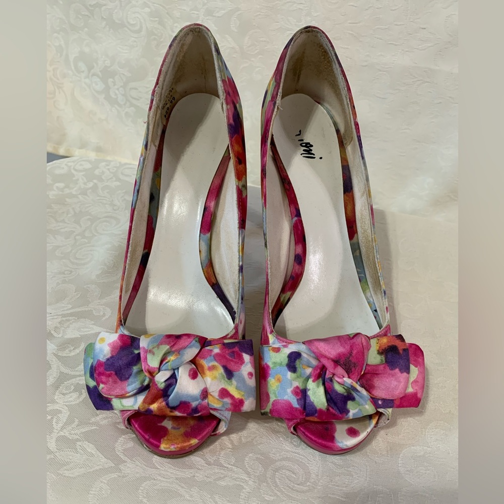 Fioni heels, 8.5, multi colored cloth over man made material